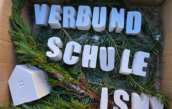 Weihnachtsstand der Klasse 9a auf dem Isnyer Marktplatz